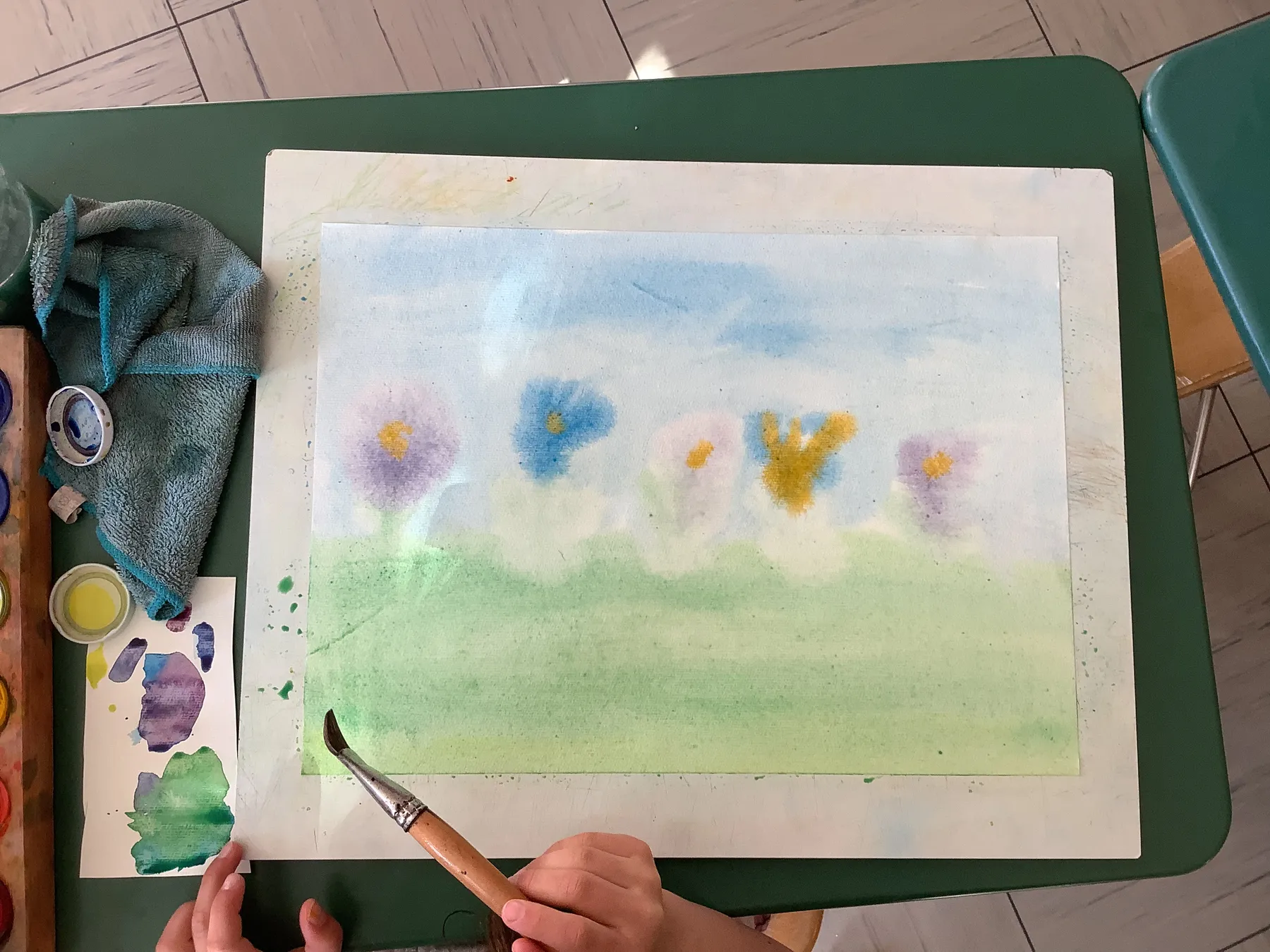 Aquarellbild mit bunten Blumen auf einer Wiese