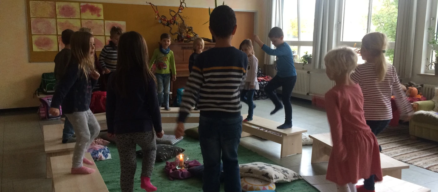 Kinder arbeiten mit flexiblen Holzbänken im Klassenzimmer