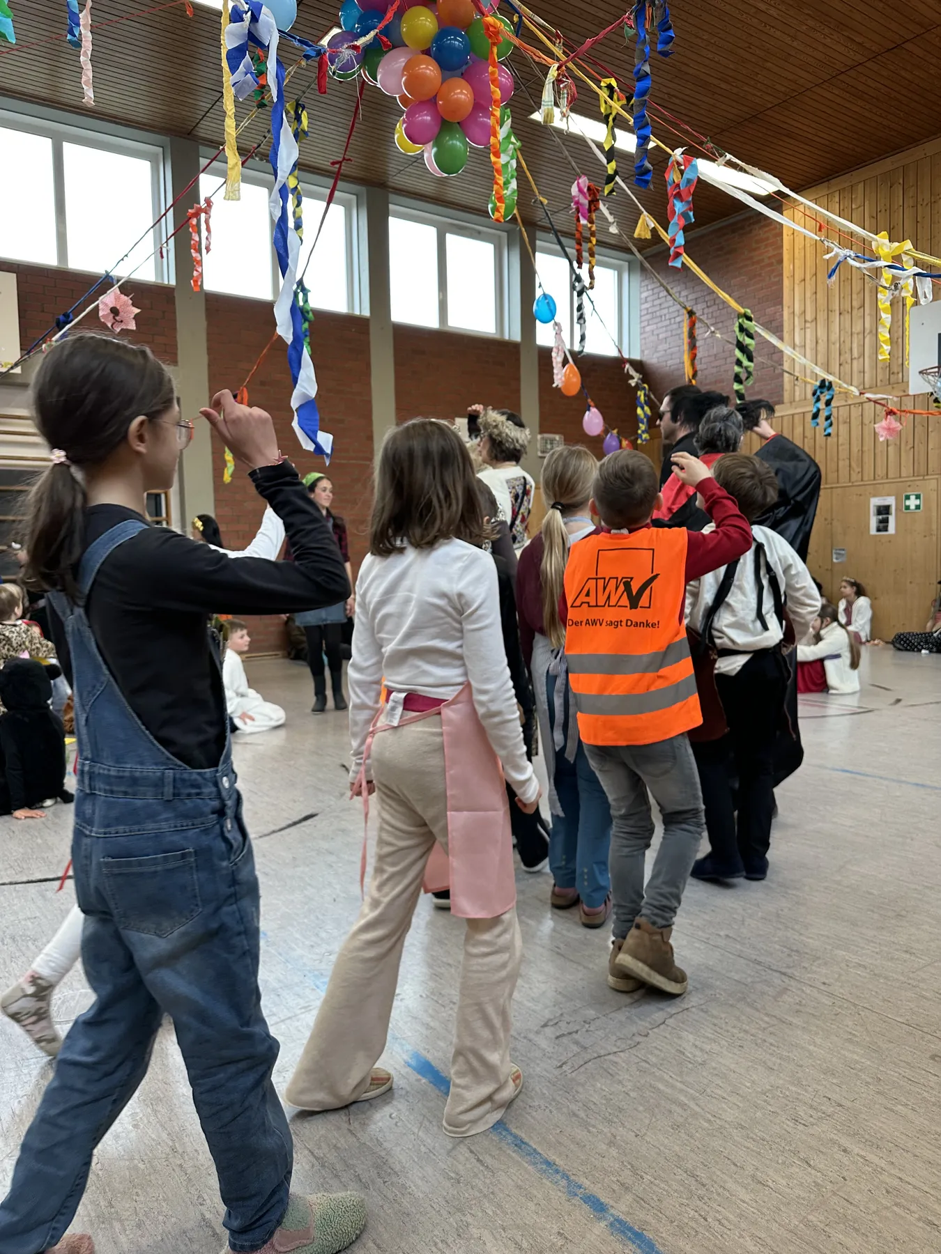 Kinder feiern gemeinsam Fasching in der Turnhalle