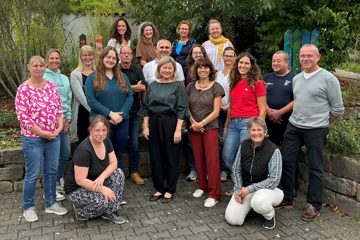 Gruppenfoto des Lehrerkollegiums der Freien Schule Lech-Donau 2026/27 im Schulgarten
